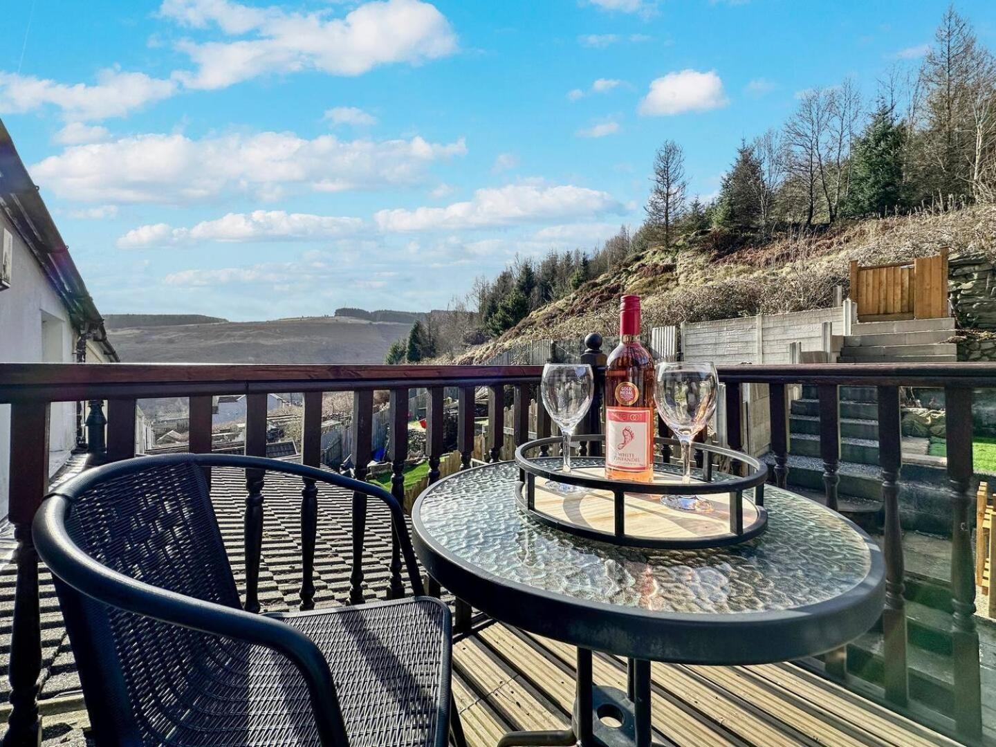 3 Bed Home In Tonypandy With Balcony View Room Llwynypia Exteriör bild