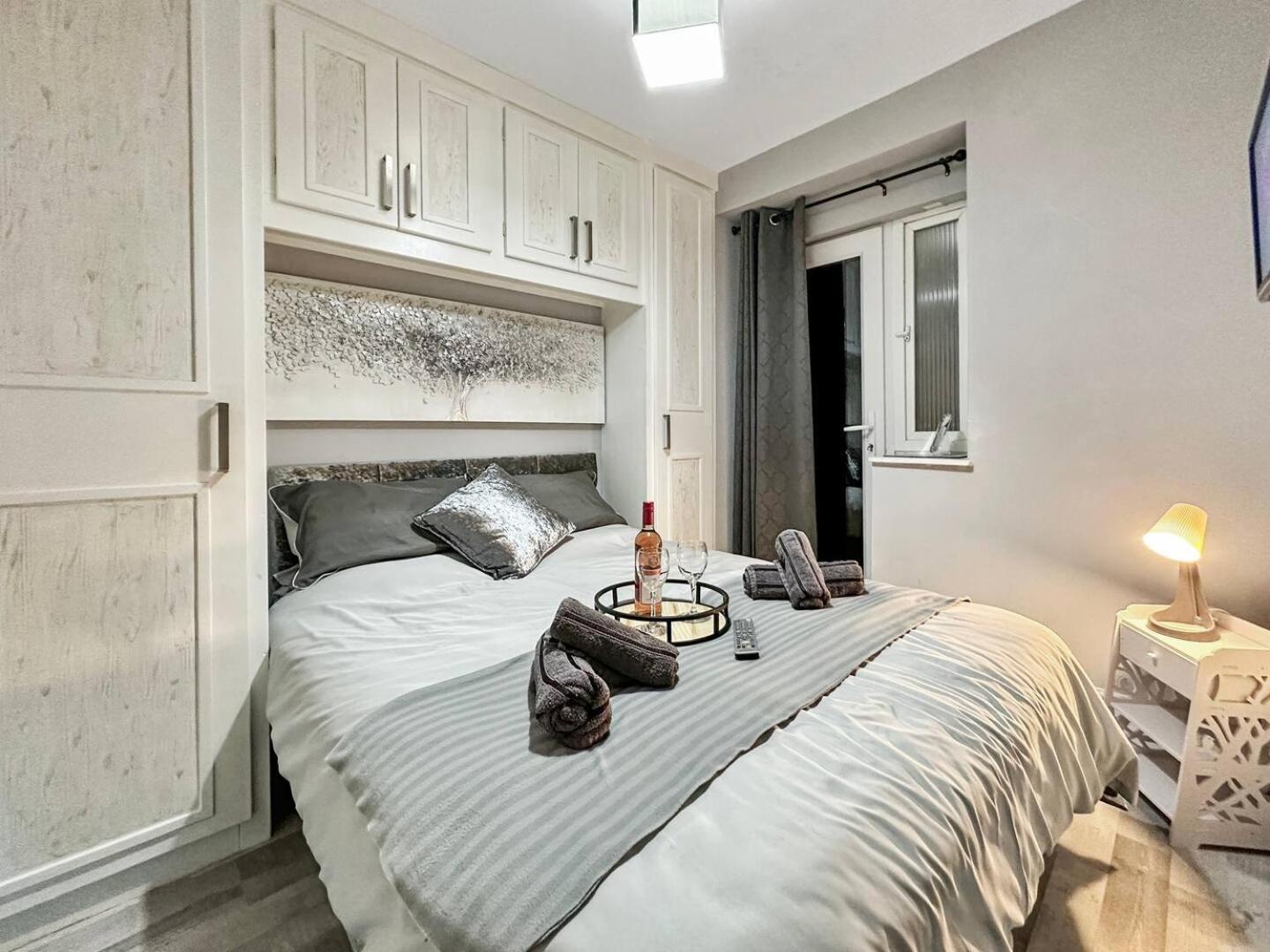 3 Bed Home In Tonypandy With Balcony View Room Llwynypia Exteriör bild