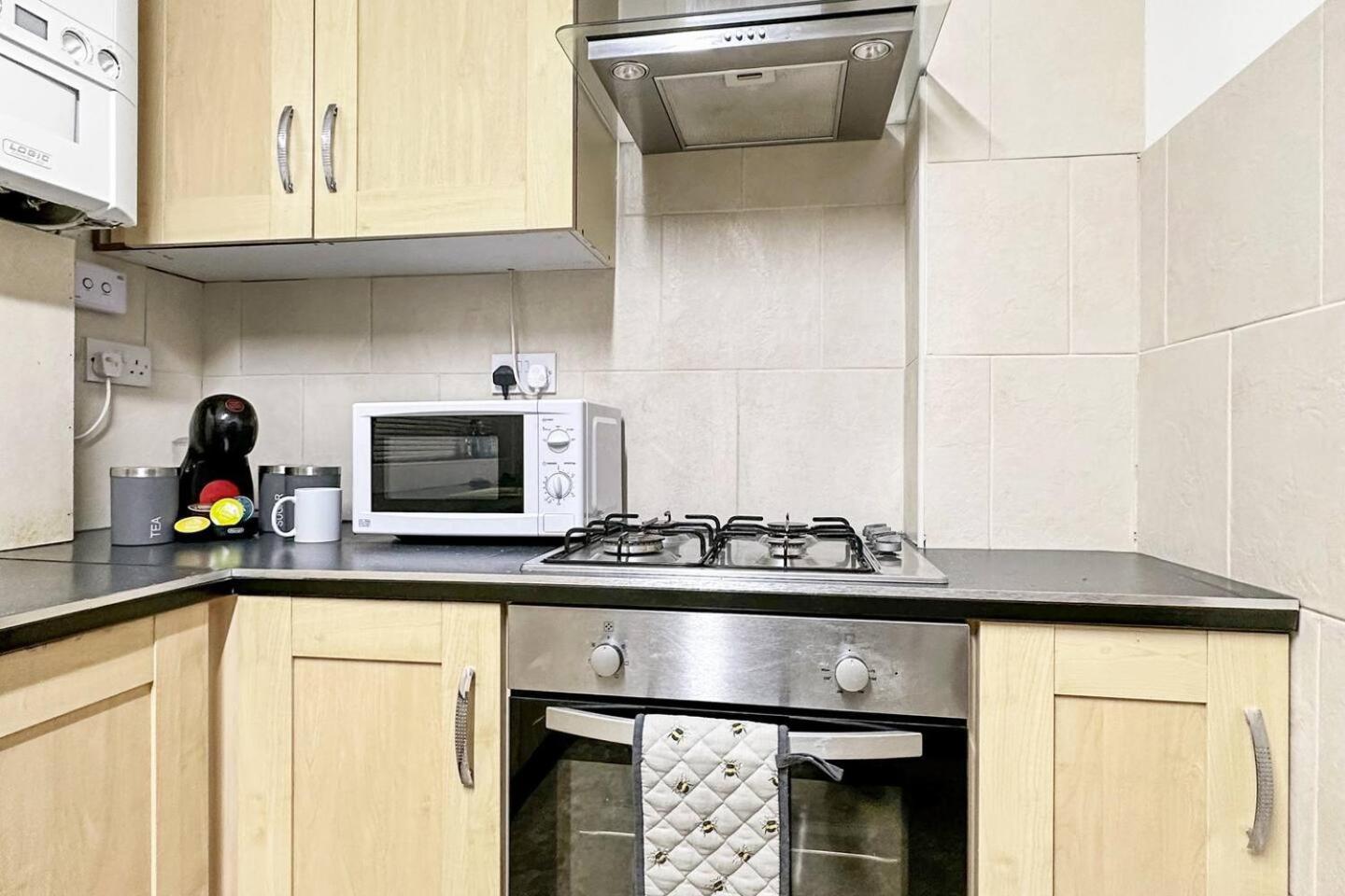 3 Bed Home In Tonypandy With Balcony View Room Llwynypia Exteriör bild