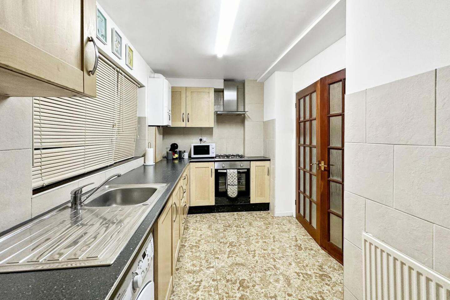 3 Bed Home In Tonypandy With Balcony View Room Llwynypia Exteriör bild