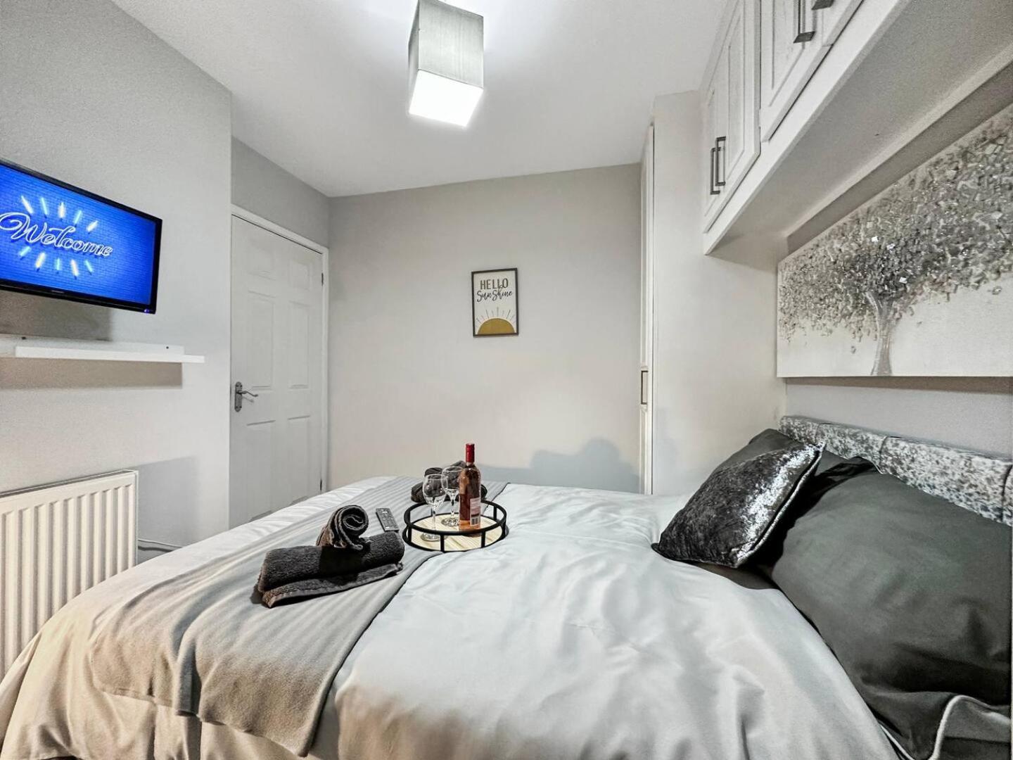 3 Bed Home In Tonypandy With Balcony View Room Llwynypia Exteriör bild