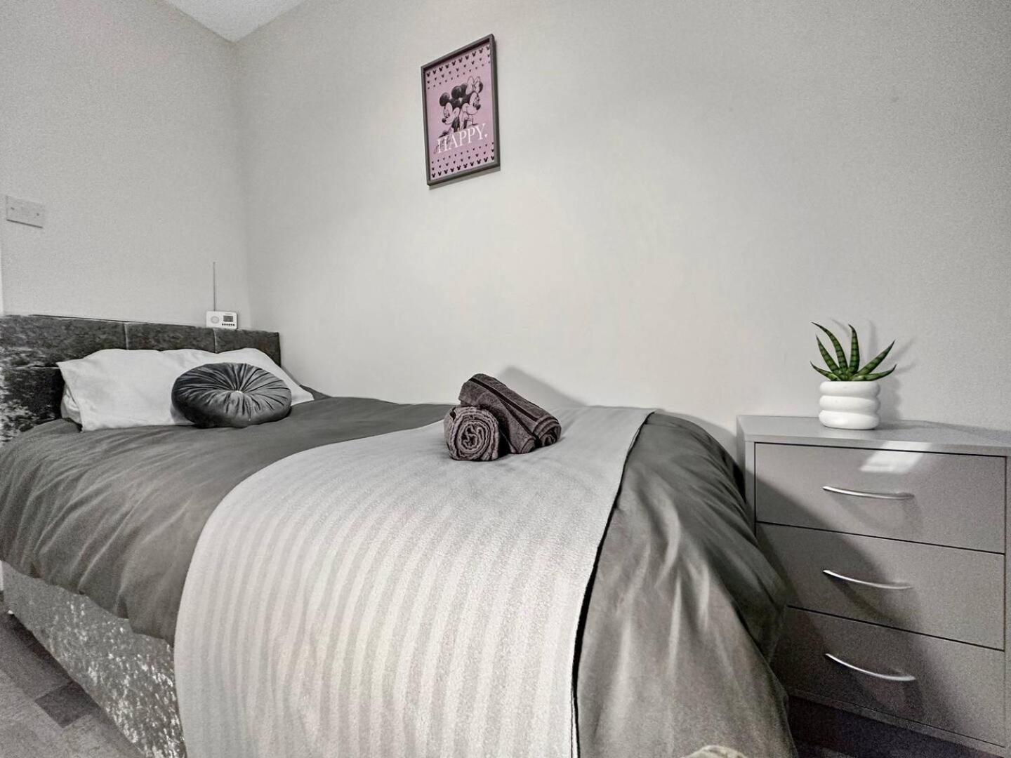 3 Bed Home In Tonypandy With Balcony View Room Llwynypia Exteriör bild