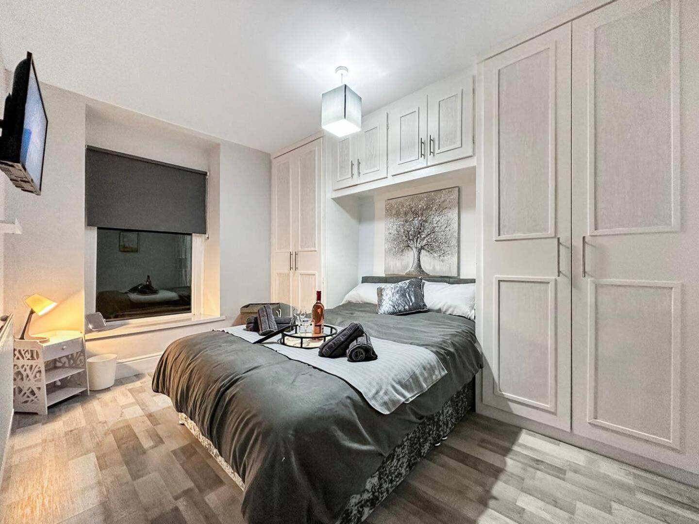 3 Bed Home In Tonypandy With Balcony View Room Llwynypia Exteriör bild