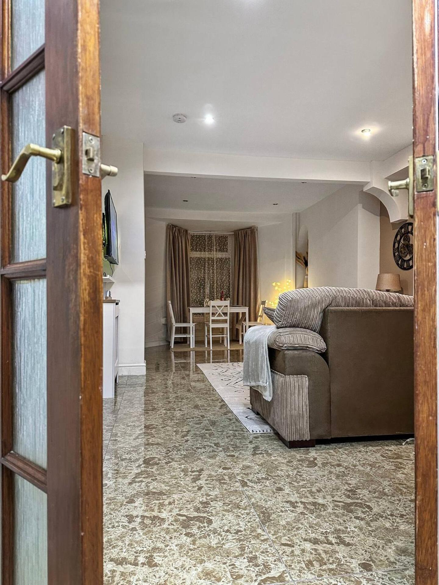3 Bed Home In Tonypandy With Balcony View Room Llwynypia Exteriör bild