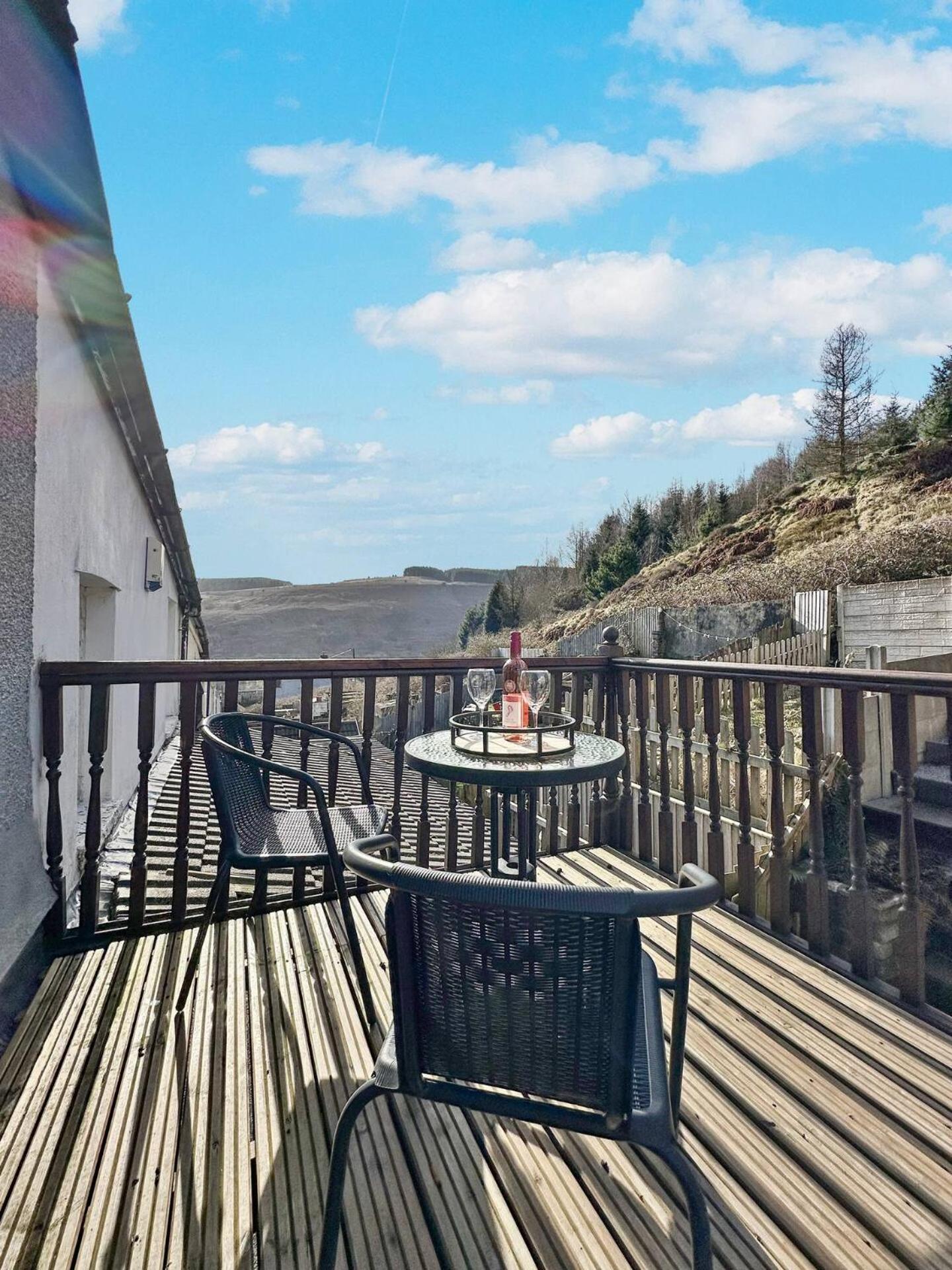 3 Bed Home In Tonypandy With Balcony View Room Llwynypia Exteriör bild
